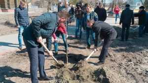 Руководители Брянска Макаров и Хлиманков посадили деревья у набережной