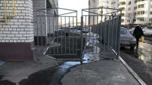 Возмущенные жители Брянска потребовали снести забор с тротуара