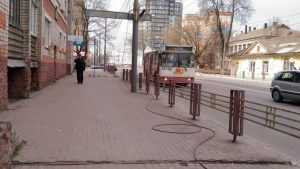 В Брянске на центральной улице 3,5 месяца лежит оборванный кабель
