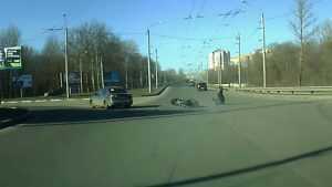 В Брянске на кольце сняли видео опасного ДТП с мотоциклистом