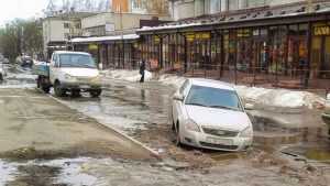 В Брянске у Центрального рынка в яму на дороге провалился автомобиль