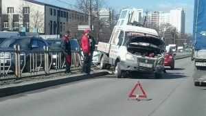 В Брянске на Московском проспекте грузовик с окнами снес ограждение