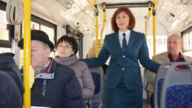В брянском троллейбусе пассажирам напомнили о налогах