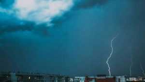 МЧС предупредило о грозах и сильном ветре в Брянской области