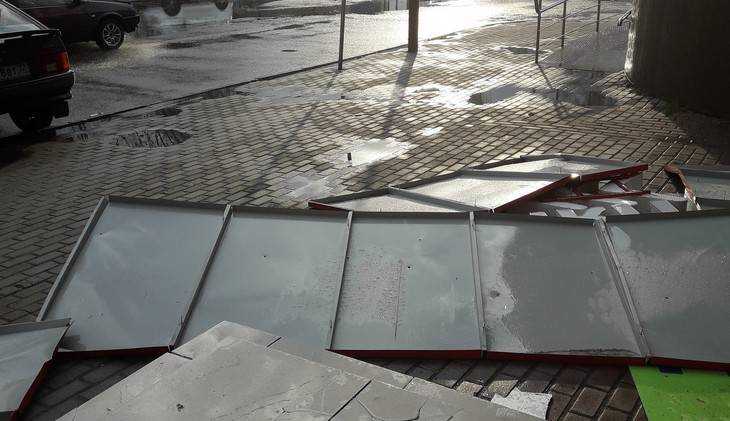 В Брянске сорванные ураганом рекламные щиты покорежили машины