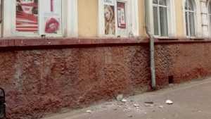 В центре Брянска обрушилась часть балкона дома