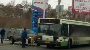В Брянске на Черном мосту возле АЗС внедорожник врезался в автобус №2
