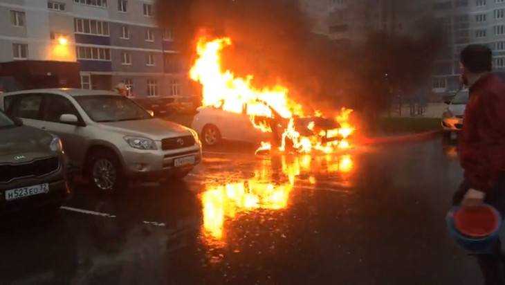 В Брянске на улице Горбатова сняли видео горящей иномарки