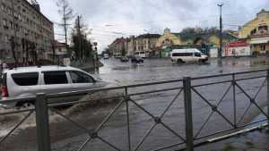 В Брянске возле Бежицкого рынка дорога ушла под воду