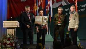 В Брянске на форуме Победителей внуку героя вручили медальон деда