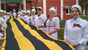 В Брянске студенты развернули 20-метровую Георгиевскую ленту