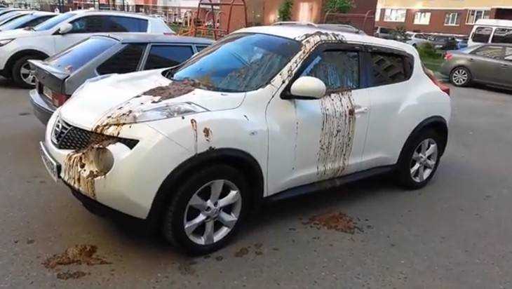 В Брянске хулиганы вылили фекалии на автомобиль Nissan