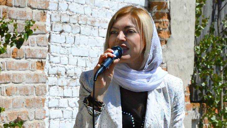 Брянская певица Сергия  на Троицу спела у стен 400-летнего храма