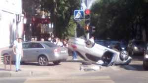 В Брянске на проспекте Ленина перевернулся автомобиль