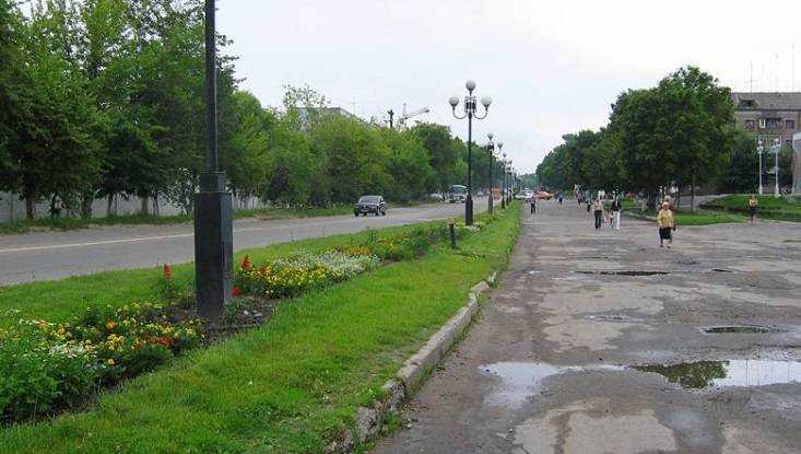 Прокурор велел отремонтировать дорогу в центре Дятькова
