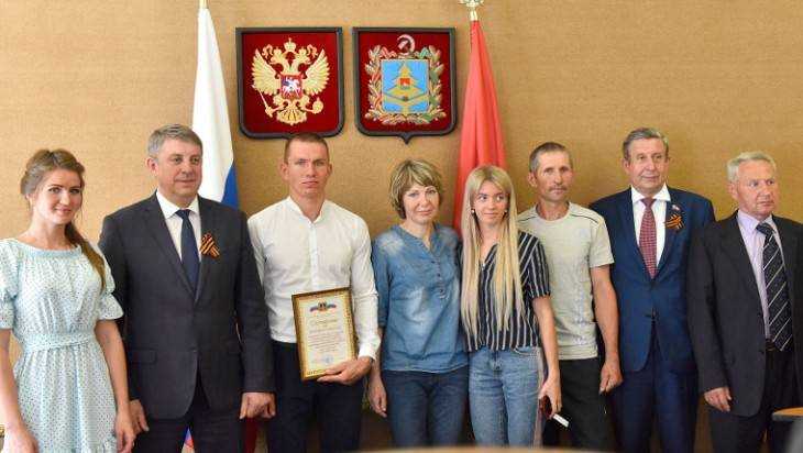 Брянский губернатор вручил лыжнику Большунову сертификат на 4,6 млн рублей