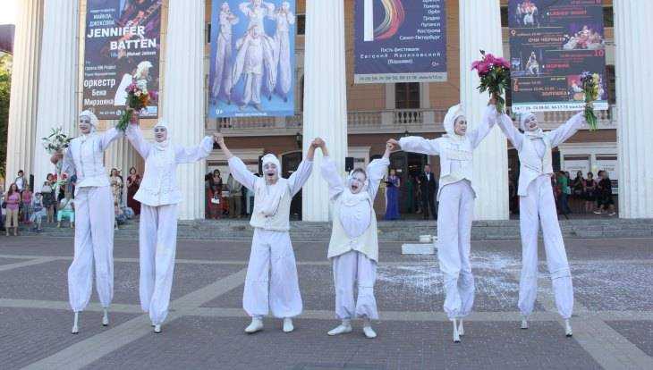 На закрытии театрального фестиваля Брянску подарили «Белые сны»