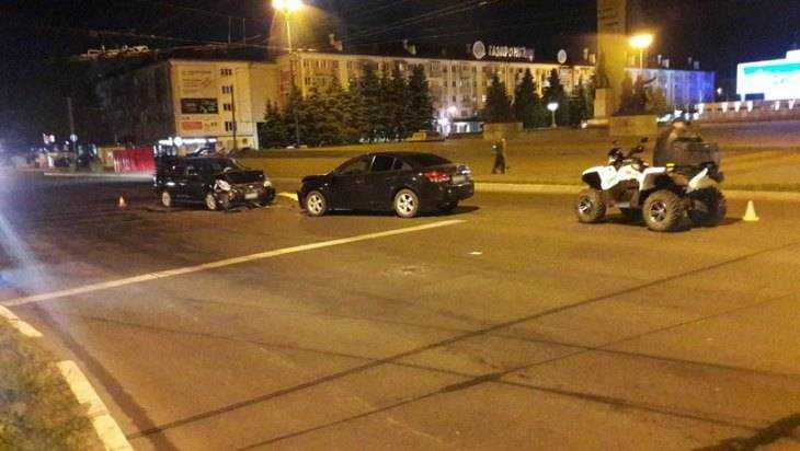 В центре Брянска столкнулись 2 иномарки и квадроцикл – ранены четверо