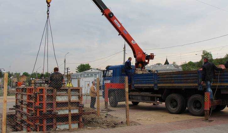 В Брянске стали сооружать постамент для памятника Кириллу и Мефодию