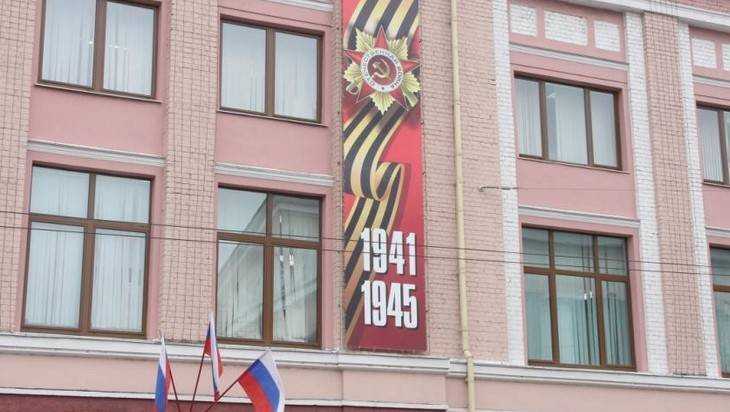 Ко Дню Победы в Брянске украсили фасад ЦУМа
