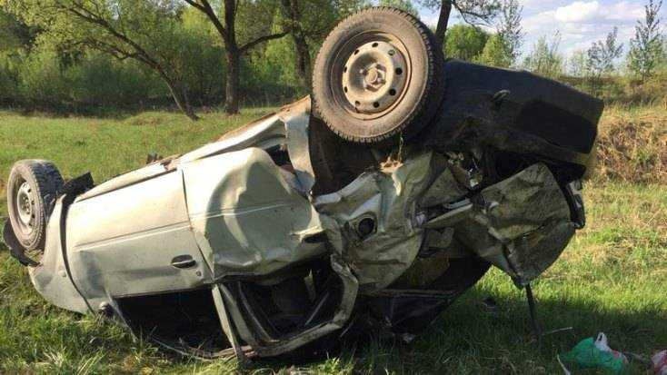 Под Жуковкой в перевернувшемся Renault погиб человек, двое пострадали
