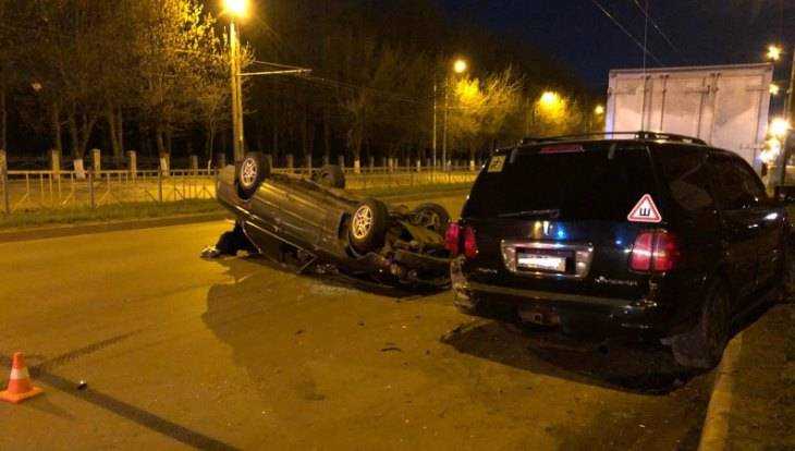 В Брянске юнец на BMW врезался в стоявшую машину и перевернулся