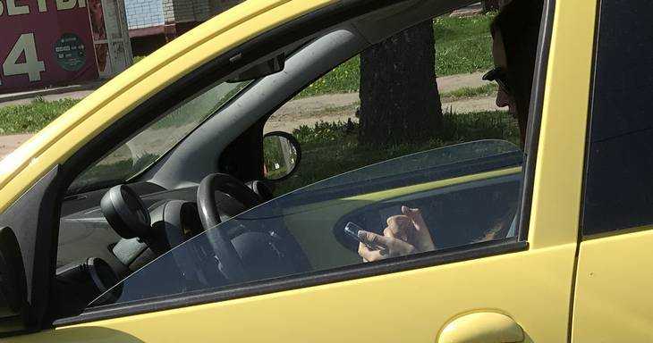 Брянские автомобилистки использование телефонов за рулем сделали нормой