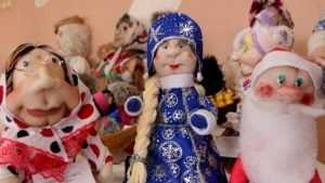 В Клинцах открыли выставку кукол в школе №6