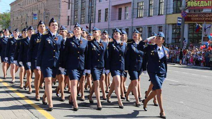 Красавицы Брянского УФСИН прошли на параде Победы женской коробкой