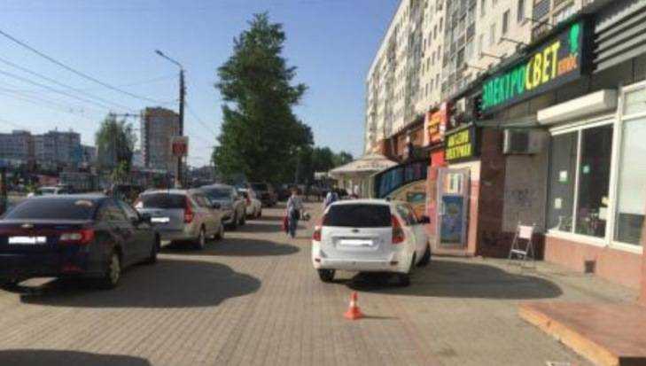 В Брянске водитель ВАЗ сбил на стоянке 32-летнюю женщину