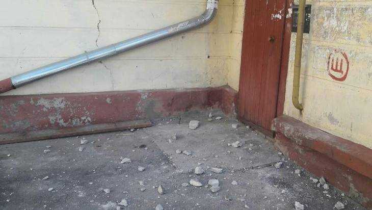 В Брянске после бомбардировки жильцам дома перекрыли подъезд