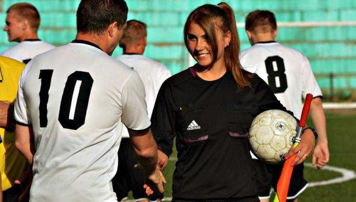 В Брянске впервые судить футбольный матч будет женщина