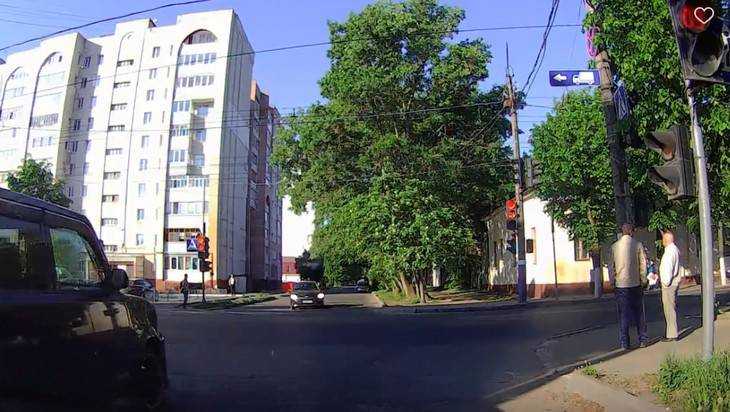 В Брянске сняли видео борца с красными преградами на дорогах