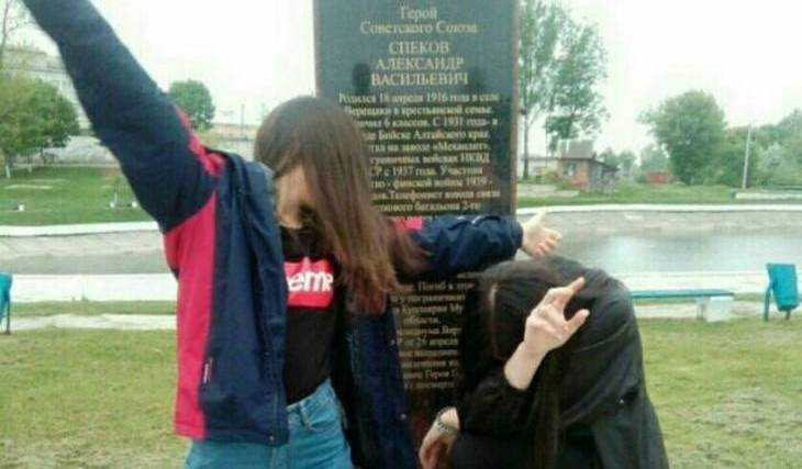 Брянских школьниц наказали за фотосессию на памятнике Герою