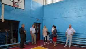 Брянские партийцы проверили реконструкцию спортзала Каменскохуторской школы 