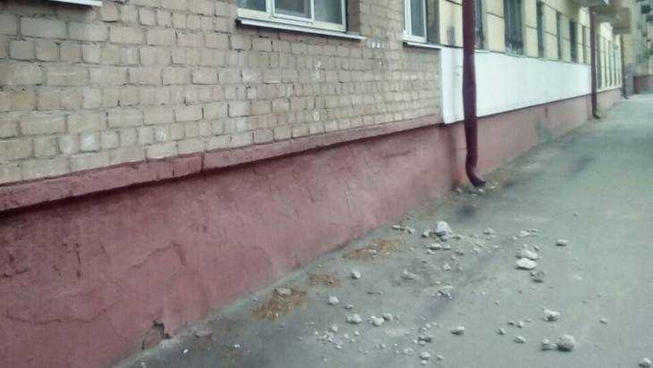 В Брянске с балкона на тротуар рухнули куски бетона