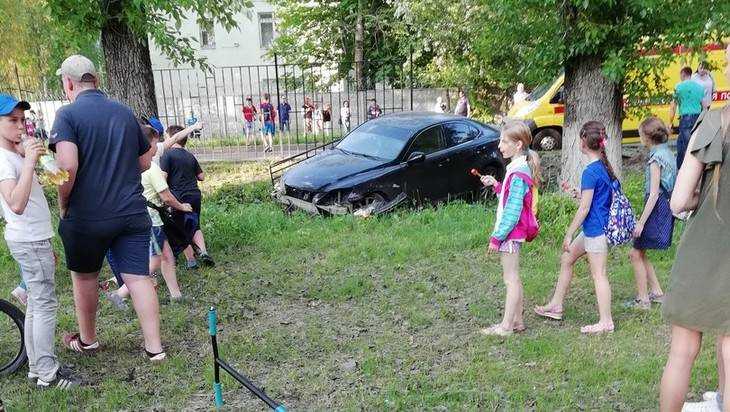 В Брянске автомобиль Lexus протаранил забор детской поликлиники