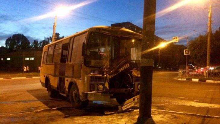 В Брянске автобус ПАЗ врезался в столб и загорелся