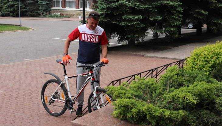Глава Брянска Александр Хлиманков приехал в горсовет на велосипеде