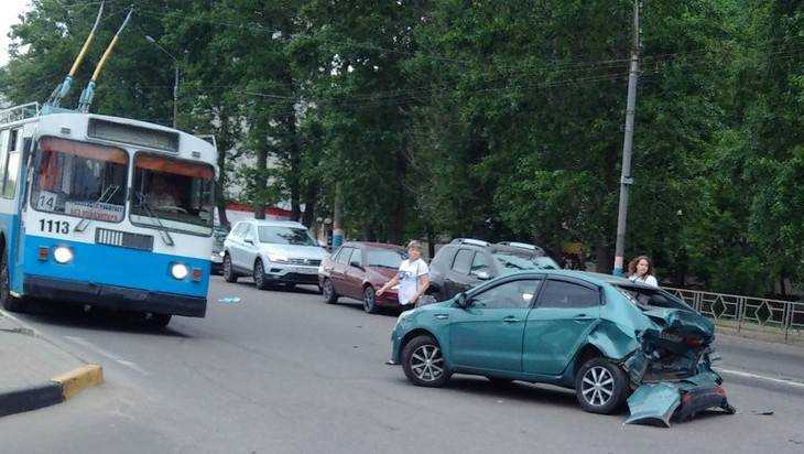 В Брянске у «Линии» водитель автобуса врезался в легковушку и уехал