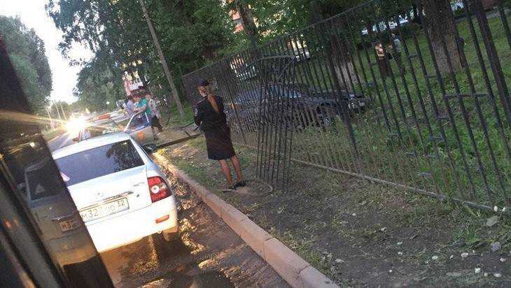 В Брянске забор детской поликлиники‍ снес трезвый водитель  «Лексуса»