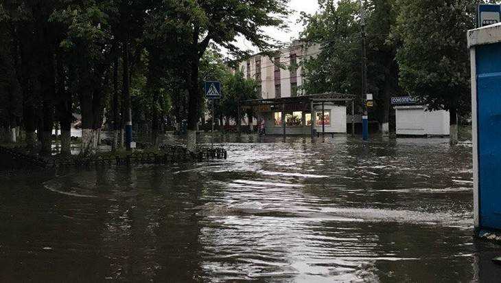 В Брянске Бежицкий район затопило после весеннего ливня