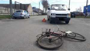 В Брянске под колеса легковушки попал пенсионер-велосипедист