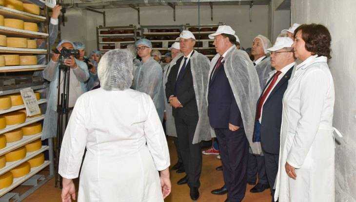 Депутаты Госдумы посетили предприятие «Сыр Стародубский»