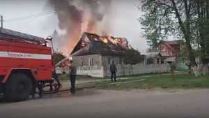 В Брянске на Болховской сгорел дом — погибла собака
