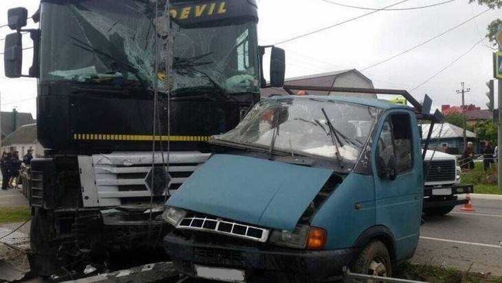 В жутком ДТП в Карачеве погиб 30-летний водитель