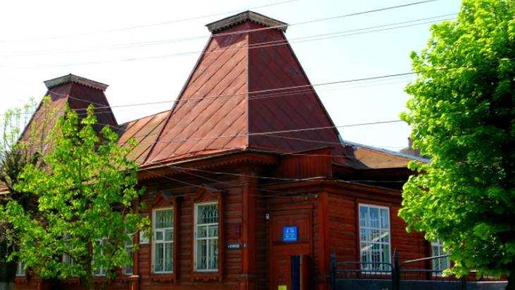 В Клинцах ураганный ветер сорвал крышу с краеведческого музея