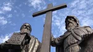 Брянск стал богаче: открыт великолепный памятник Кириллу и Мефодию