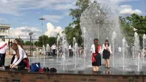 Брянские выпускники искупались в фонтане на набережной