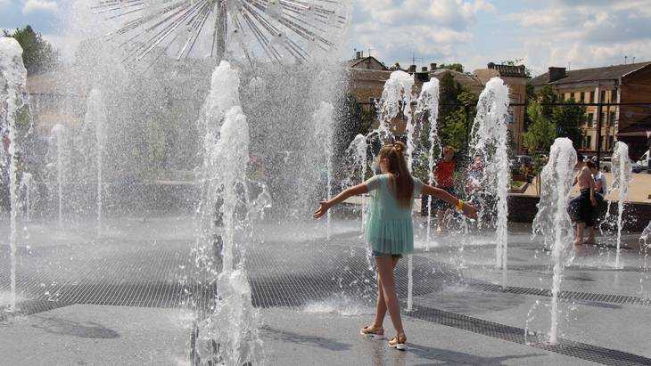В Брянске девушка устроила стриптиз в новом фонтане на набережной